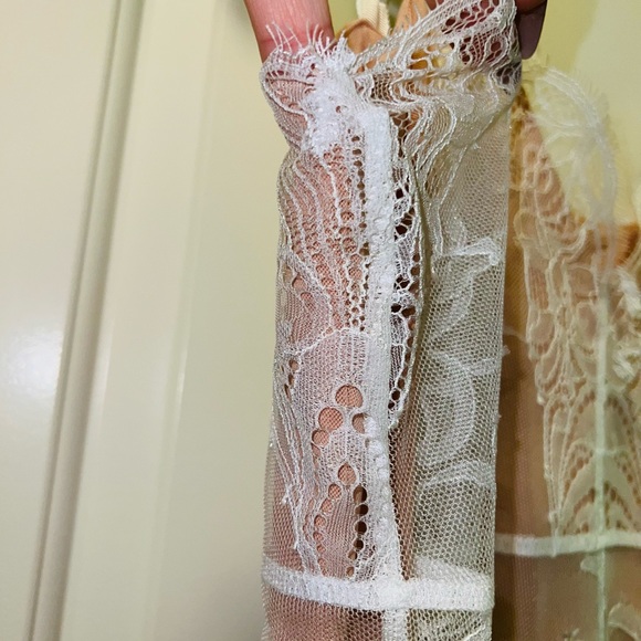 Cinq a sept lace nude dress - Picture 9 of 16